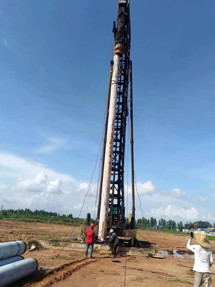 △动工现场，作业机械正“打得火热”。