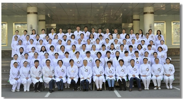 　　皮肤科工作人员合影