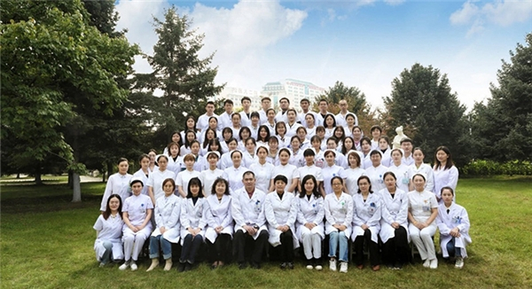 　　哈尔滨医科大学附属第二医院皮肤科团队合影