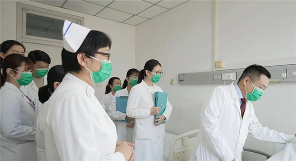 　　北京大学人民医院皮肤科查房