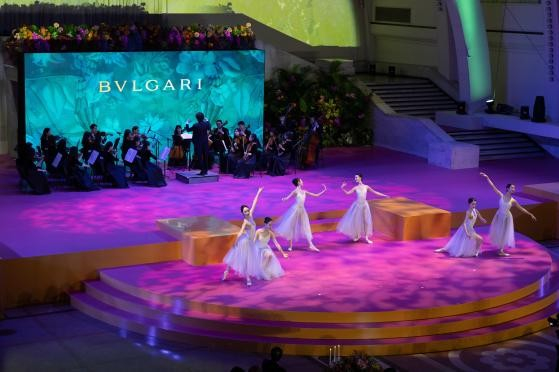 　　宝格丽Eden The Garden of Wonders奇境伊甸园高级珠宝系列晚宴表演