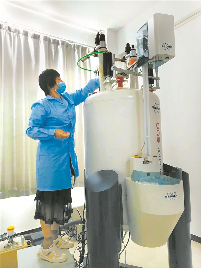 分析测试中心技术人员正使用核磁共振波谱仪开展实验。初英杰 摄