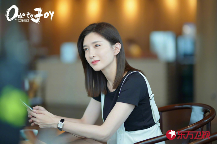 江疏影饰演一名副研究员。