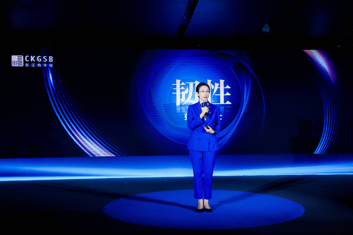 　　图：张晓萌教授发表主旨演讲
