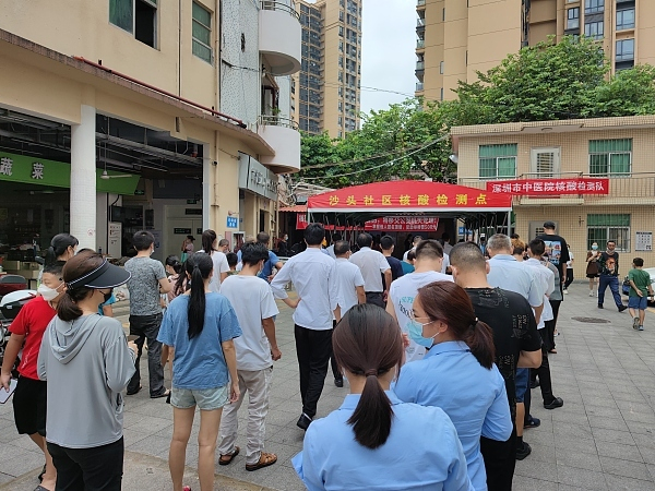 2022年8月29日，深圳，居民有序排队核酸检测。图片来源：视觉中国-VCG111398441481
