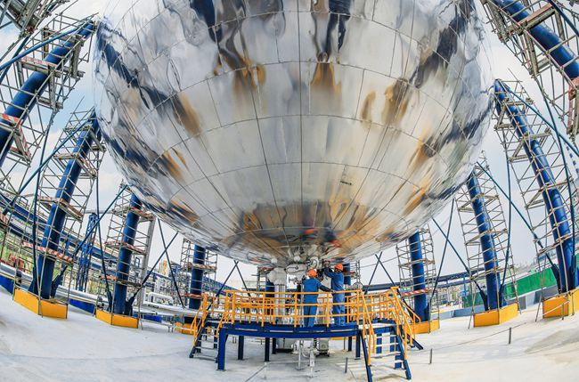 　　2022年4月14日，第二化肥厂气体联合车间员工正在调控4000立方米二氧化碳球罐达到最佳工作状态。曹业琦摄