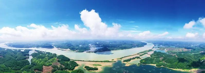 ▲平陆运河入口处平塘江口段水域（无人机全景照片）。新华社 记者 曹祎铭 摄