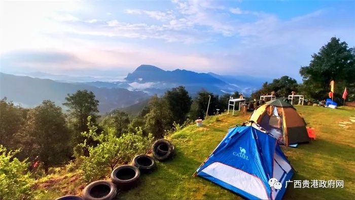 游客在平南县大鹏镇高山露营基地露营。（首席摄影记者张庆杰摄）