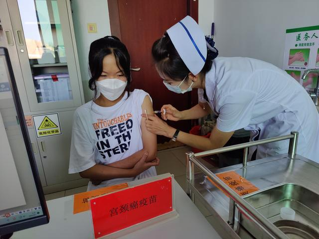2022年8月1日，准格尔旗妇幼保健院内，一名护士在给一位适龄少女接种HPV疫苗。 新京报记者 吴小飞 摄 