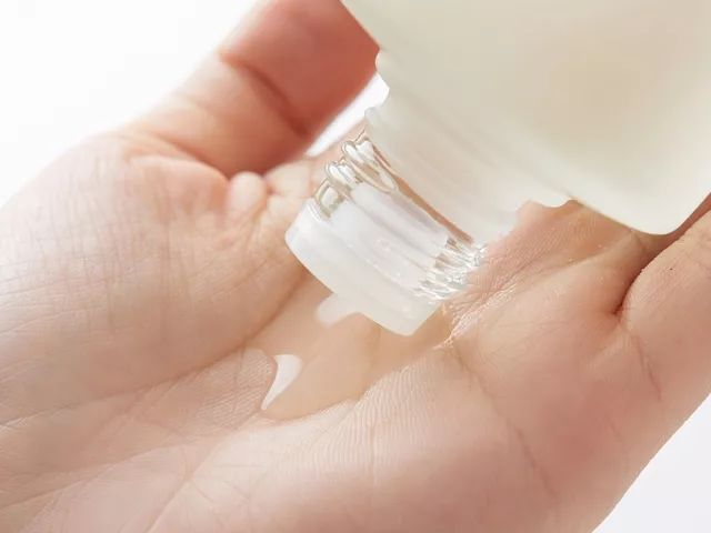 清爽的精华水质地，零油感、零黏腻感