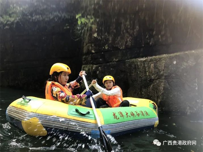 游客在桂平市龙潭国家森林公园漂流。（郑文虹摄）