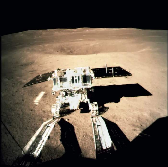 “玉兔二号”收拢桅杆驶离“嫦娥四号”