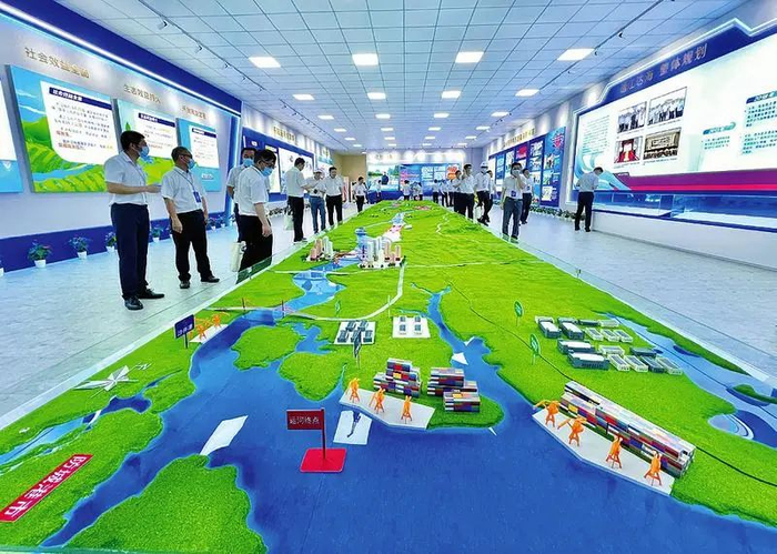 ▲平陆运河展示厅展示项目蓝图。本报记者 潘浩 摄