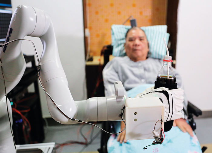 一名高位截瘫患者通过脑机接口控制机械臂，重获进食、握手等运动能力（2020年1月摄） 卢绍庆摄