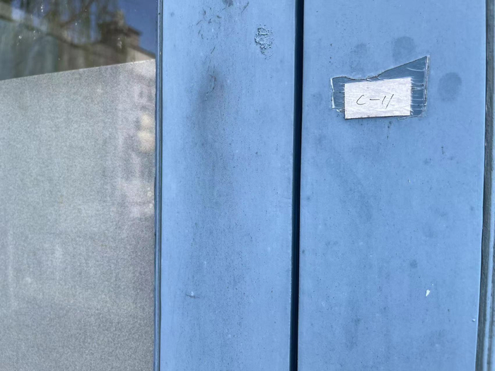 　贴在门把手上方的标签。 时代财经摄