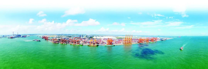 ▲平陆运河钦州湾大榄坪段（无人机全景照片）。新华社 记者 曹祎铭 摄