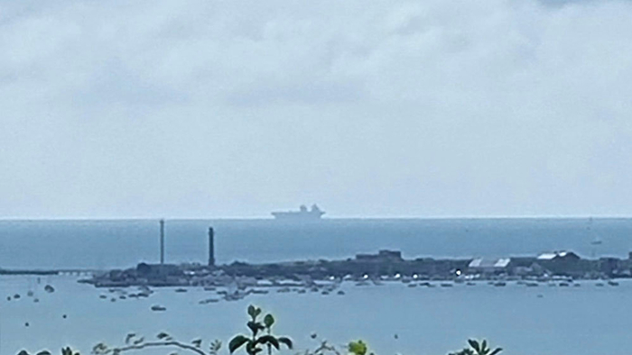 在距离英国海岸线不远处抛锚的“威尔士亲王”号 图源：社交媒体