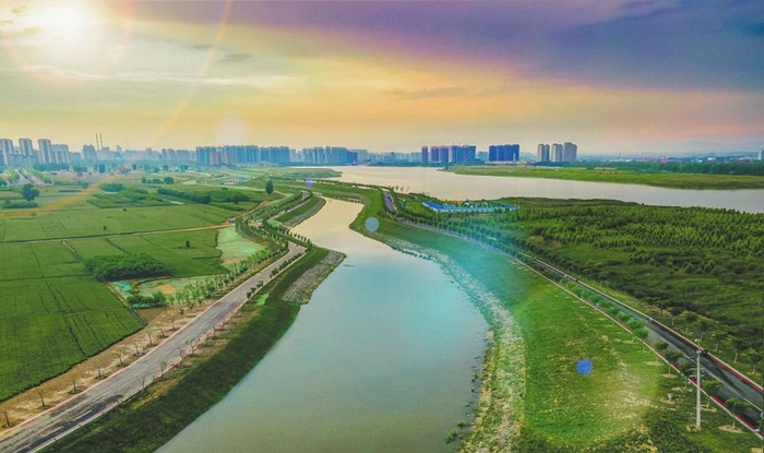         图为经过综合治理的邯郸市丛台区段滏阳河河道及两岸。（受访者供图）