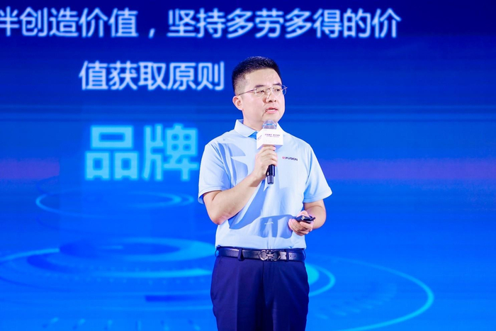 　　超聚变合作伙伴发展与销售部总裁李航