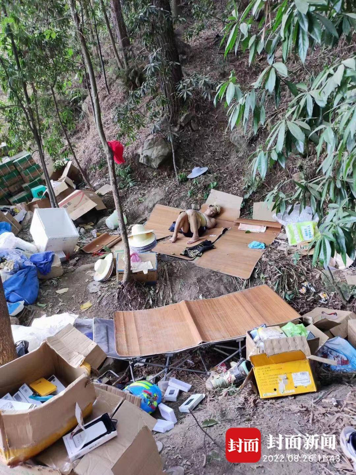 参与了30多个小时的救援后，累到躺在纸箱上休息的小冷。