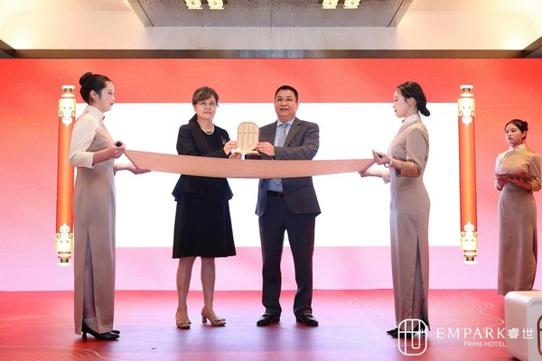 　　世纪金源酒店集团副总裁林明清先生及北京华侨大厦副董事长武朝霞女士共同按下“睿世之印”