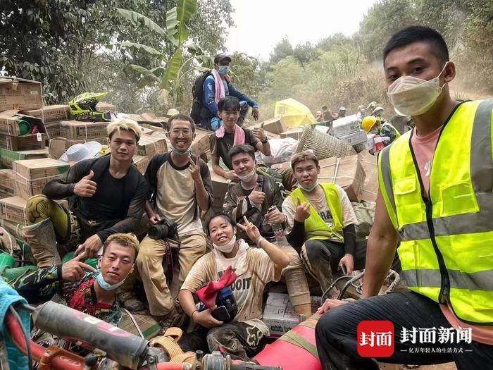 小冷和兄弟们在灭完山火后，激动地合影留念。