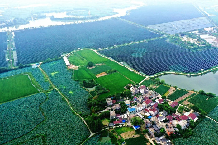 航拍安徽芜湖繁昌区平铺镇境内的岱湖滩，水上光伏、村庄、田野、蔚为壮观。