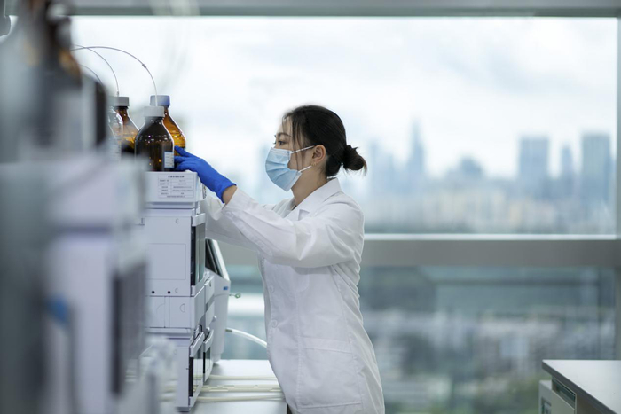 图：悦刻研发人员检查超高效液相色谱仪的流动相，准备进行羰基化合物测试