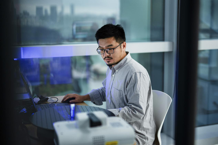 图：悦刻研发工程师用三维扫描仪建立产品数字模型