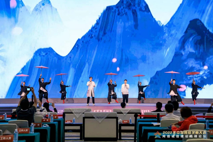 　　腾讯音乐人傅红雨、风笙现场演绎《敬长风》