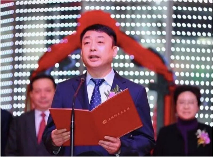 2015年4月，吕世平在福鞍股份上市敲钟现场。图源：上交所企业上市服务公众号