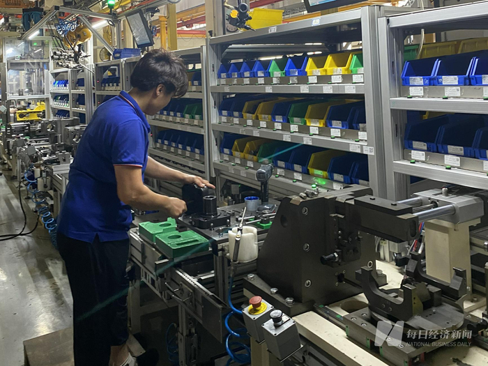 工人正在装配高压柱塞泵 图片来源：每经记者 陈鹏丽 摄