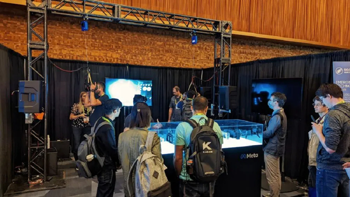 ▲两台Starburst被悬挂在一个架子上