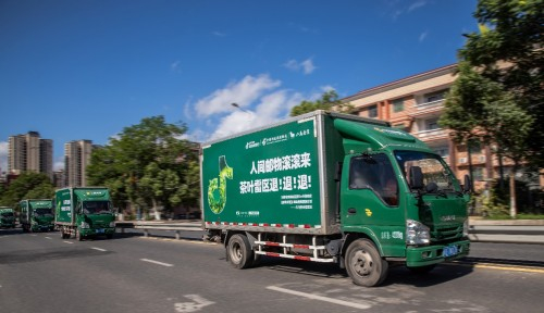 　　△ 八马茶业福建站成为《邮物中国》大牌溯源计划首站，中国邮政物流车将来到八马茶园溯源正宗好茶