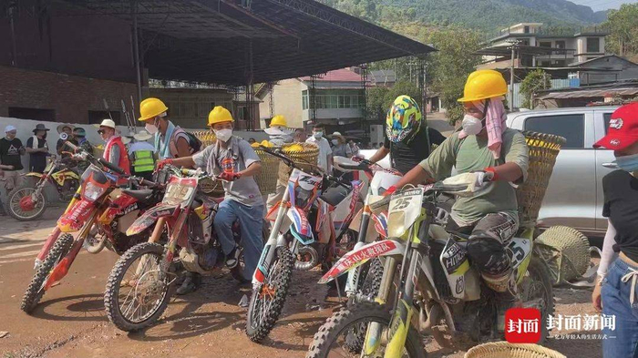 　随时待命的摩托车骑士们。