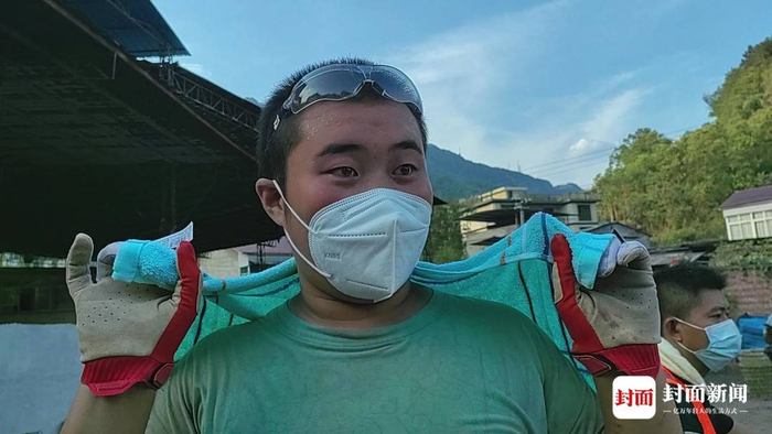 刚运送完一趟物资后，满头大汗的龙麻子。