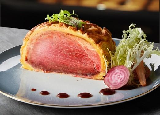 　　嵌入式微蒸烤烹饪的惠灵顿牛排,外脆里嫩