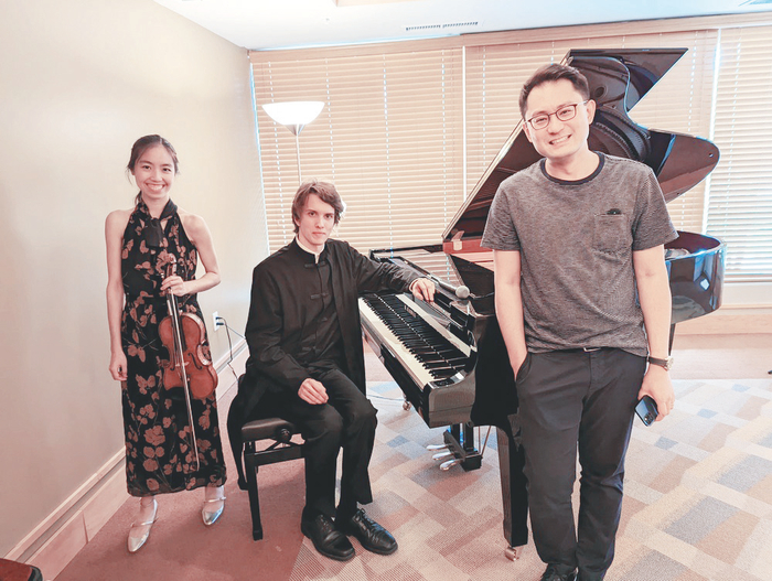 作曲家周天探班李襄琳