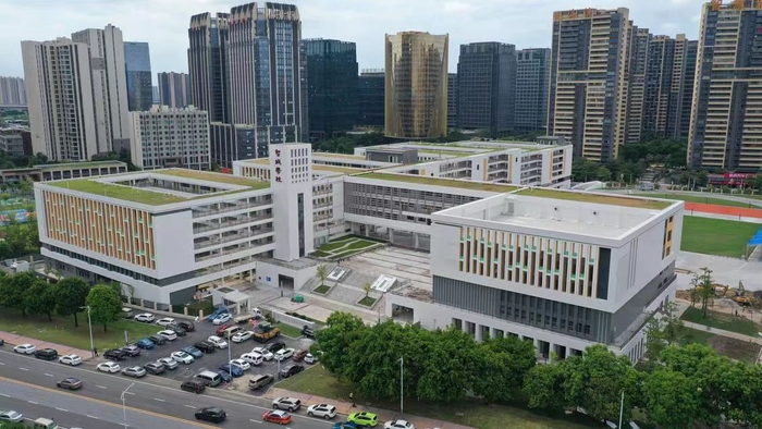 位于禅城区张槎智慧新城的智城学校，全新教学大楼美丽绽放。/佛山日报摄影俱乐部霍智斌摄
