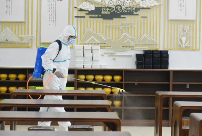 8月30日，清飞小学安排了专业人员，对教室、走廊、功能室场、报告厅等场所进行“地毯式”消杀。（来源：清城发布）