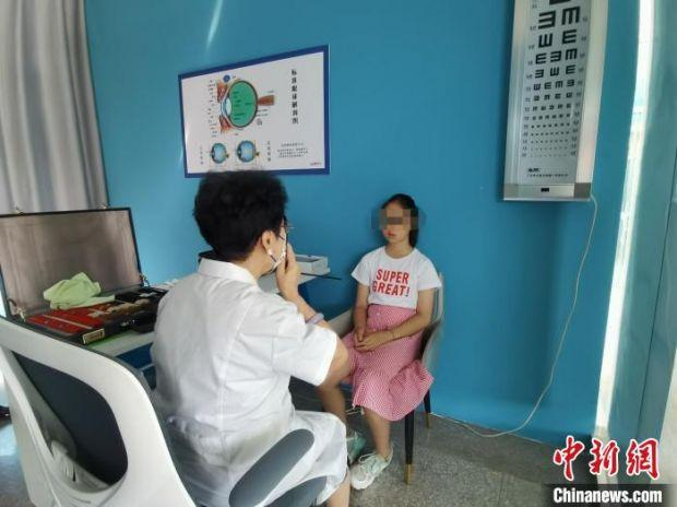 图为在眼镜店配眼镜的小朋友。　海清 摄
