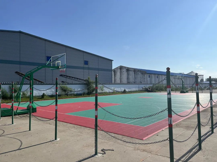  查哈阳乡上唯一的公共篮球场&nbsp;|&nbsp;李晓洁 摄