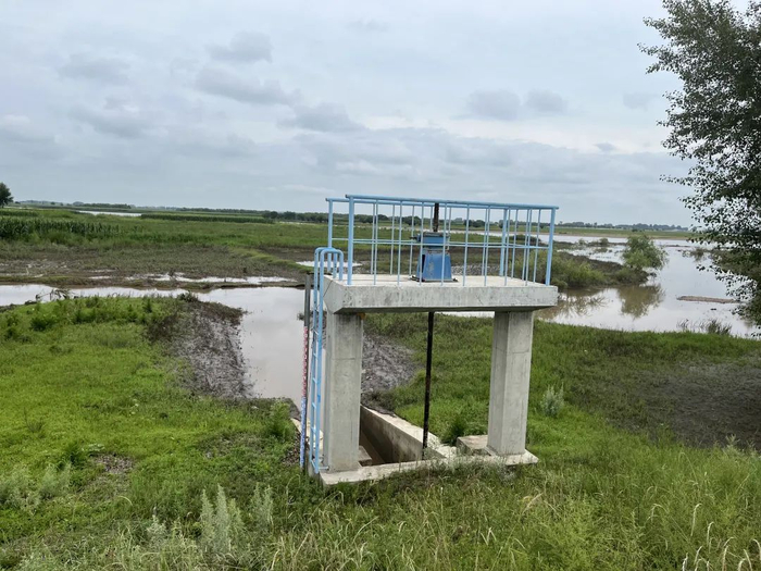 诺敏河畔边的水闸，去年4月3日，赵兵放羊时曾在这里休息，也在水闸上被八人欺凌。|&nbsp;李晓洁 摄