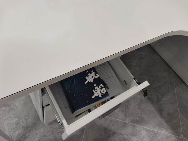 王柳云常在写字楼的空办公室阅读，抽屉里随处可见她留下的书 图/九派新闻 陈冬艳