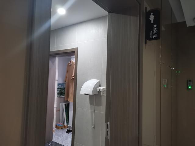 王柳云目前的住处，在写字楼卫生间入口右侧的储物间 图/九派新闻 陈冬艳