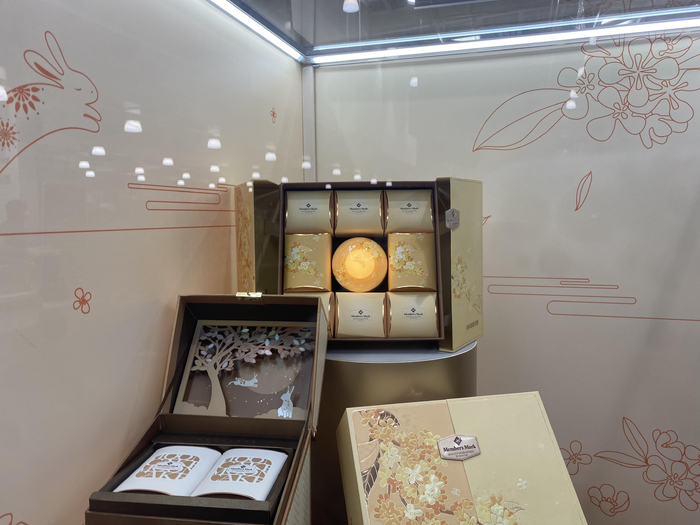 山姆金桂流心月饼展台及价格标签 司宇萌摄