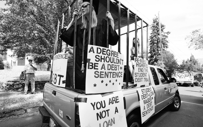 美国民众抗议助学贷款带来的债务危机犹如人生牢笼。