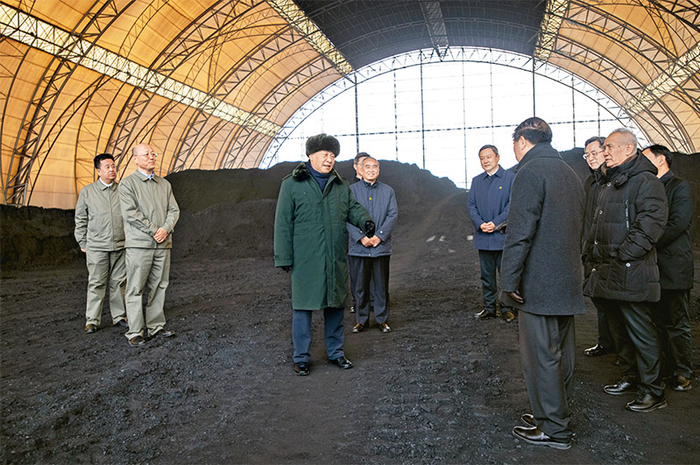 2022年1月26日至27日，中共中央总书记、国家主席、中央军委主席习近平来到山西，看望慰问基层干部群众。这是27日下午，习近平在山西瑞光热电有限责任公司储煤场察看煤场储煤情况。 新华社记者 谢环驰/摄