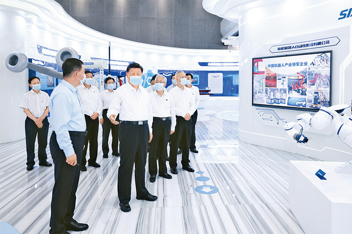 2022年8月16日至17日，中共中央总书记、国家主席、中央军委主席习近平在辽宁考察。这是17日下午，习近平在沈阳新松机器人自动化股份有限公司展厅，了解公司生产经营、自主创新情况。 新华社记者 鞠鹏/摄