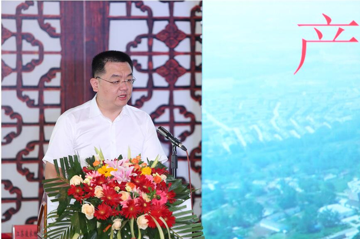 　　国务院研究室处长、挂职淅川县委常委、副县长 徐紫光